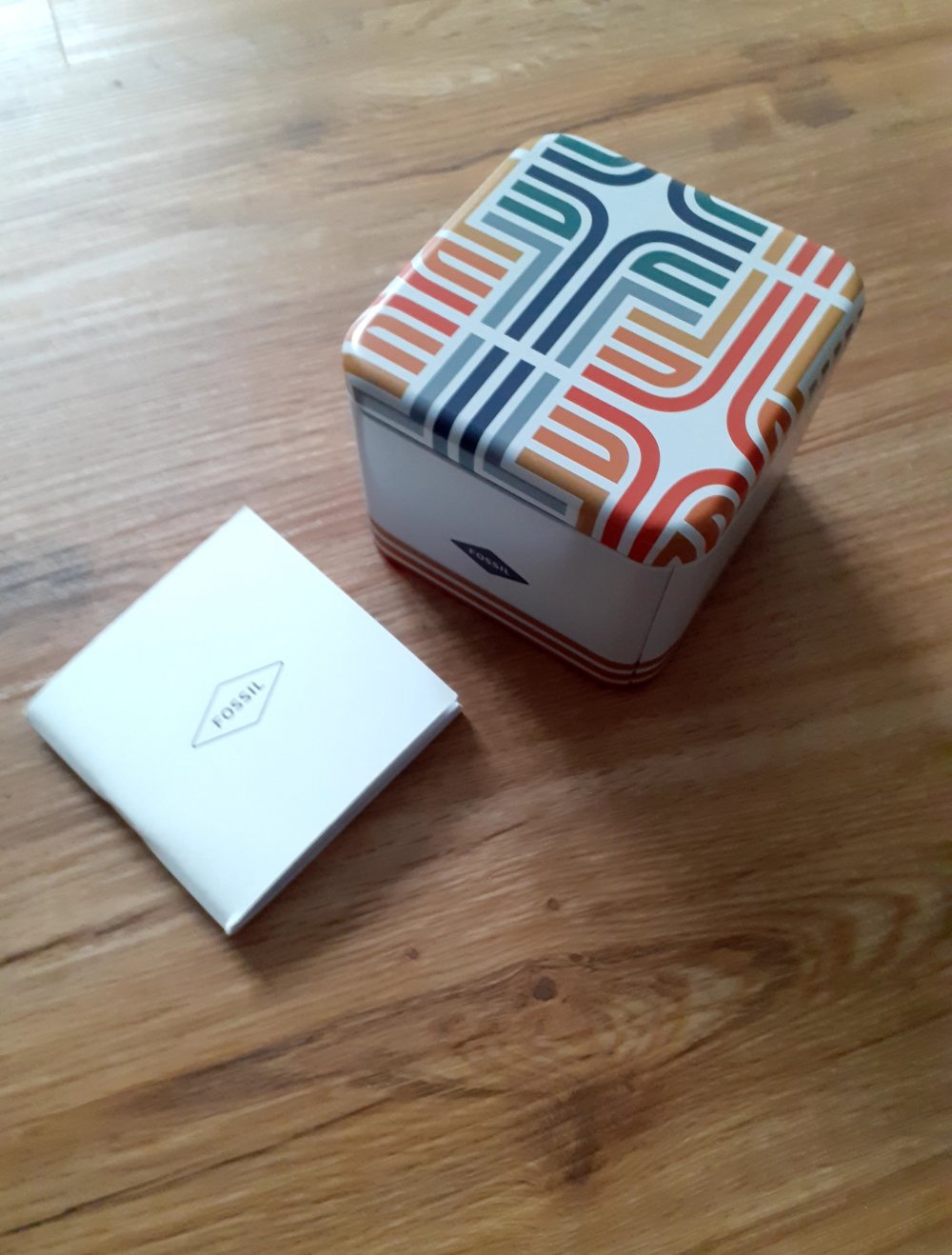 Fossil Uhrenaufbewahrungsbox Metallbox Geschenkbox Geschenkaufbewahrung Weihnachten Ostern Geburtstag
Mit Uhren-Echtheitszertifikat 
7 Stück vorhanden
Preis pro Stück
Maße siehe Fotos