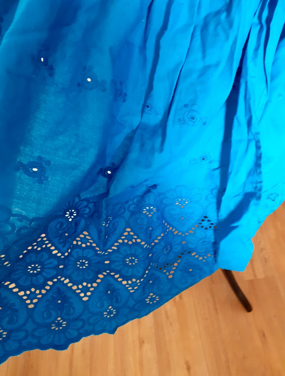 Original Steindl Dirndlschürze türkisblau Trachtenschürze azurblau mit aufwändiger Lochstickerei ca 48 cm Länge Blumenmuster floral Oktoberfest Wiesen Waasen Volksfest neu unbenutzt