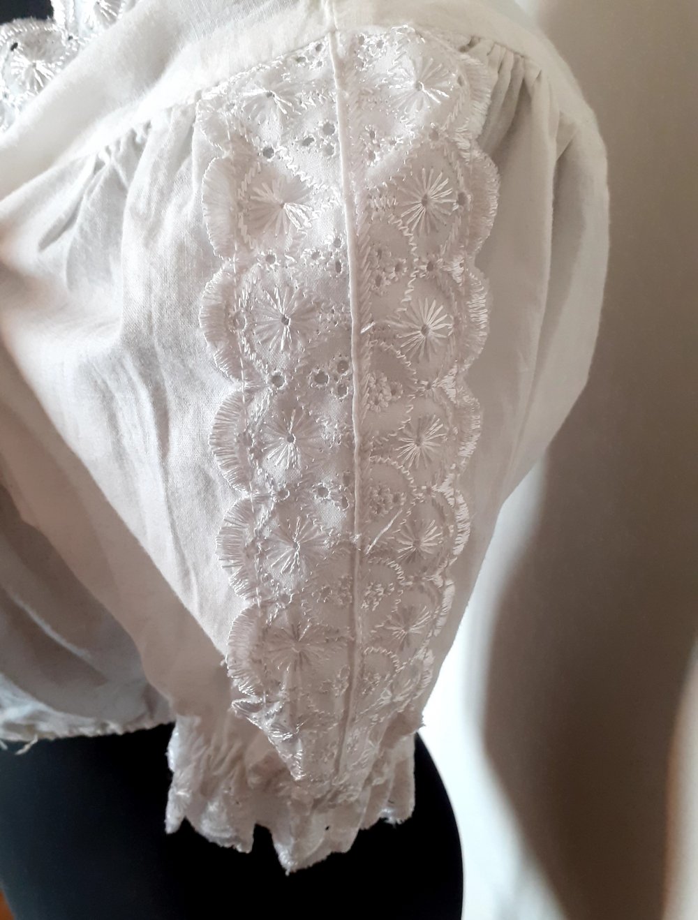 Skandal Trachten Dirndlbluse 36 Spitzenbluse Trachtenbluse mit liebevollen Spitzen auf den Ärmeln, Armenden, Hals und Dekolete