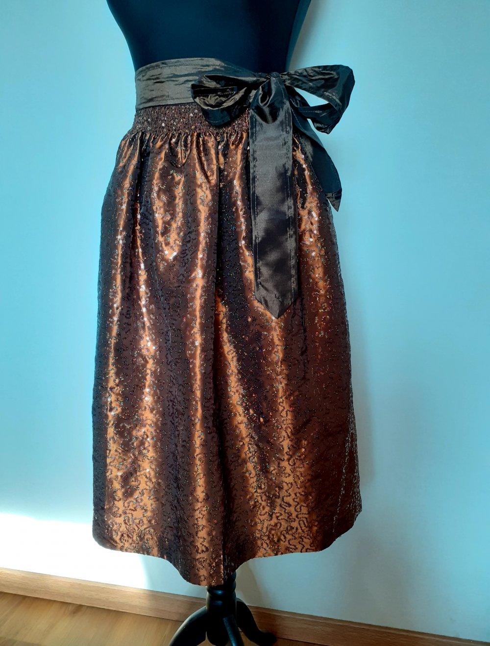 Hochwertige Dirndlschürze Stoiber Pailettenbestickt braun Trachtenschürze Taftstoff/Satin
Bügelfrei glänzend ungetragen
Edel Aufwändig 
100% Polyester
Naturfarben Trend 2024
Oktoberfest Wiesen Waasen Volksfest
Ca 65 cm Länge