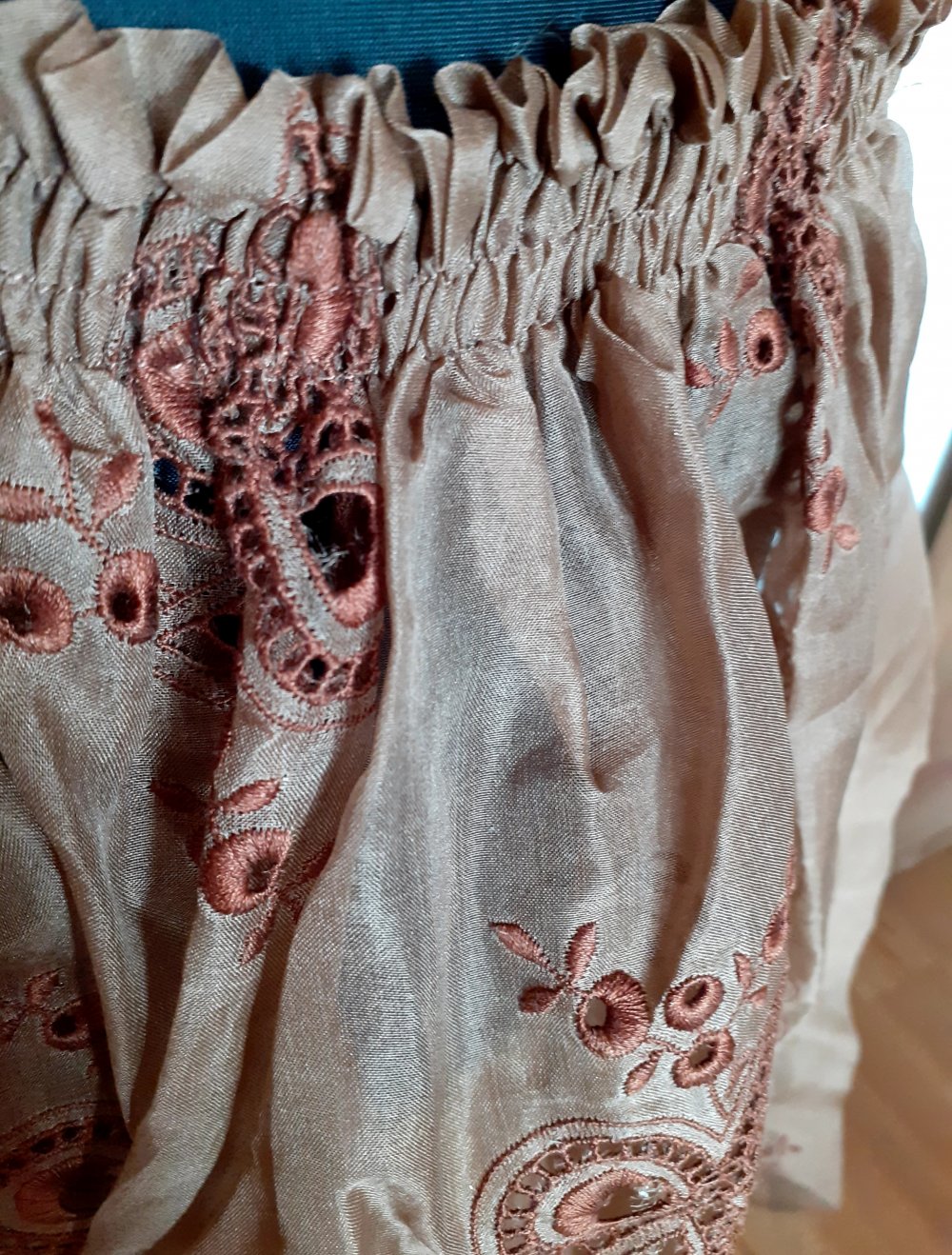 Trachtenschürze Dirndlschürze braun Organzastoff transparent mit hübschen Lochstickerei Universalgröße passend zum Vorksfest Oktoberfest Wiesen Waasen