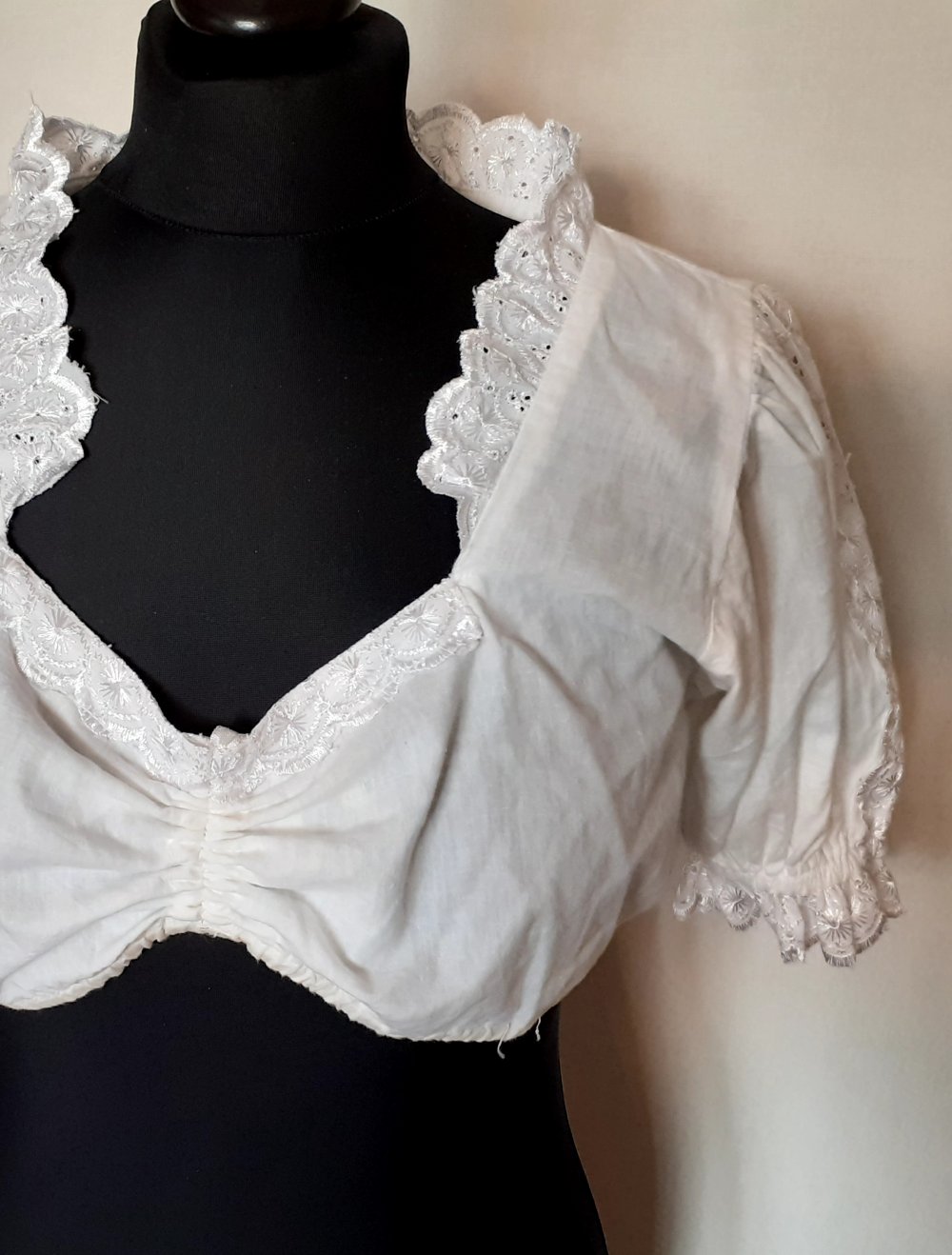 Skandal Trachten Dirndlbluse 36 Spitzenbluse Trachtenbluse mit liebevollen Spitzen auf den Ärmeln, Armenden, Hals und Dekolete