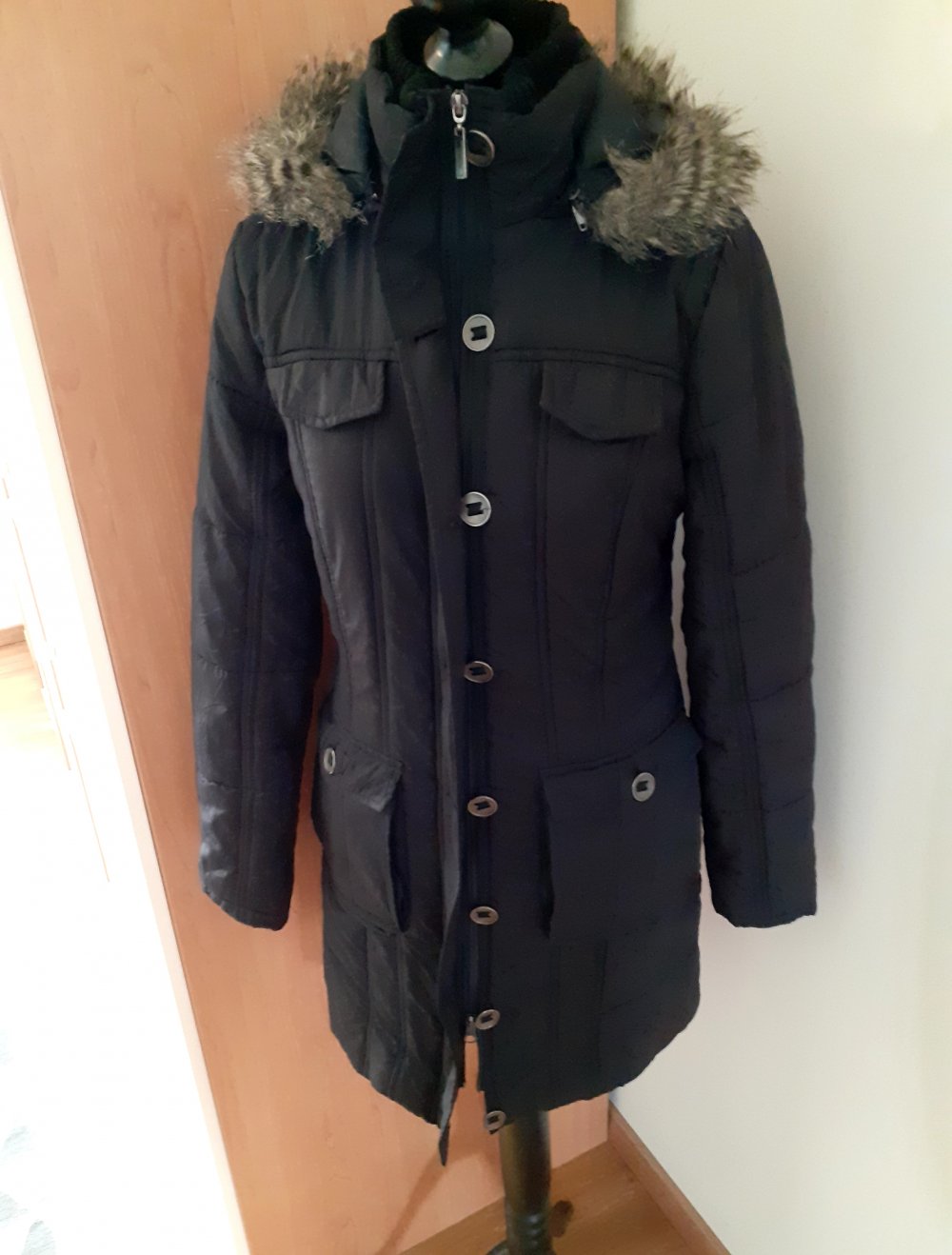 Wintermantel schwarz 36 s Damenjacke Daunenmantel dick gefüttert mit abnehmbarer Kapuze und aufgesetzten Taschen tailliert
die Taillierung kann individuell verändert werden durch Knöpfe hinten an der Taille
Sehr schöner zeitloser Mantel für jeden Anl