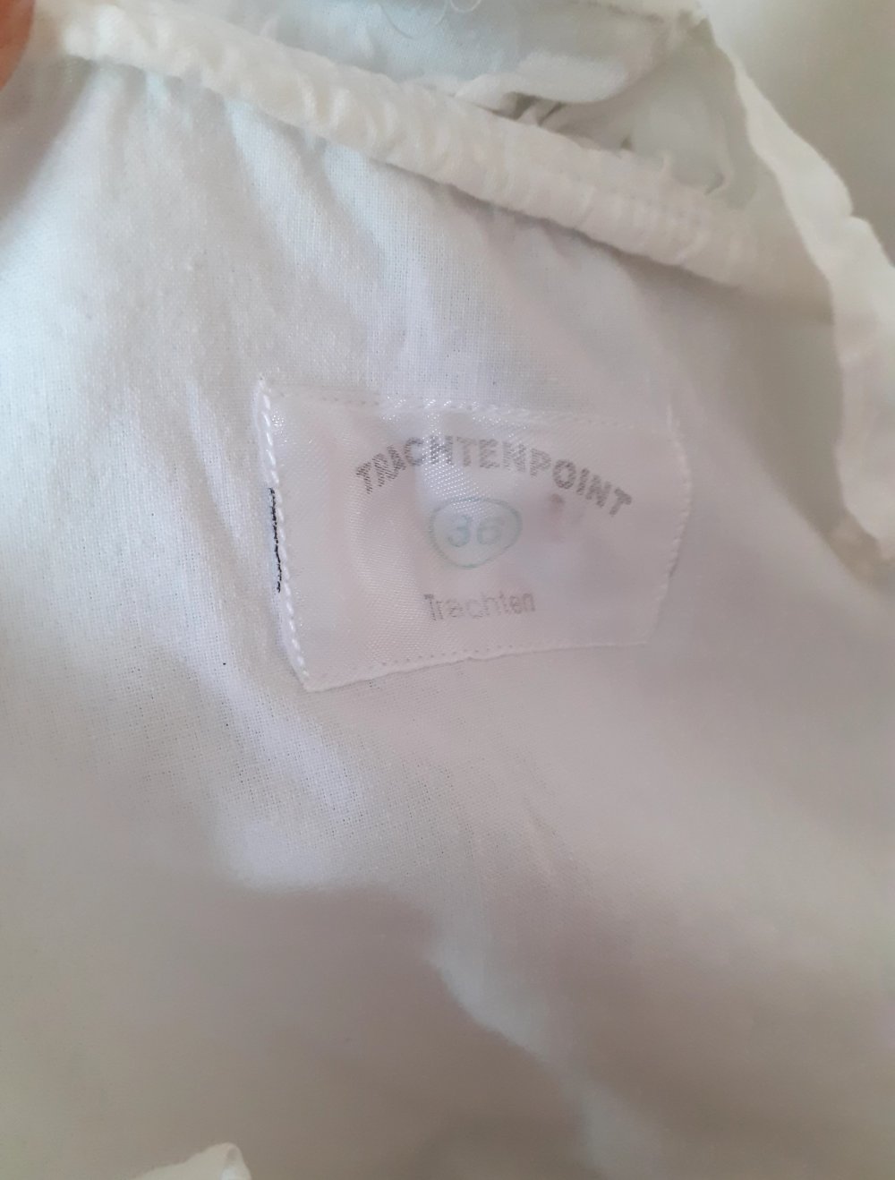Trachtenpoint Trachtenbluse Dirndlbluse 36 weiß
mit kleinem blauen Fleck auf dem Ärmel