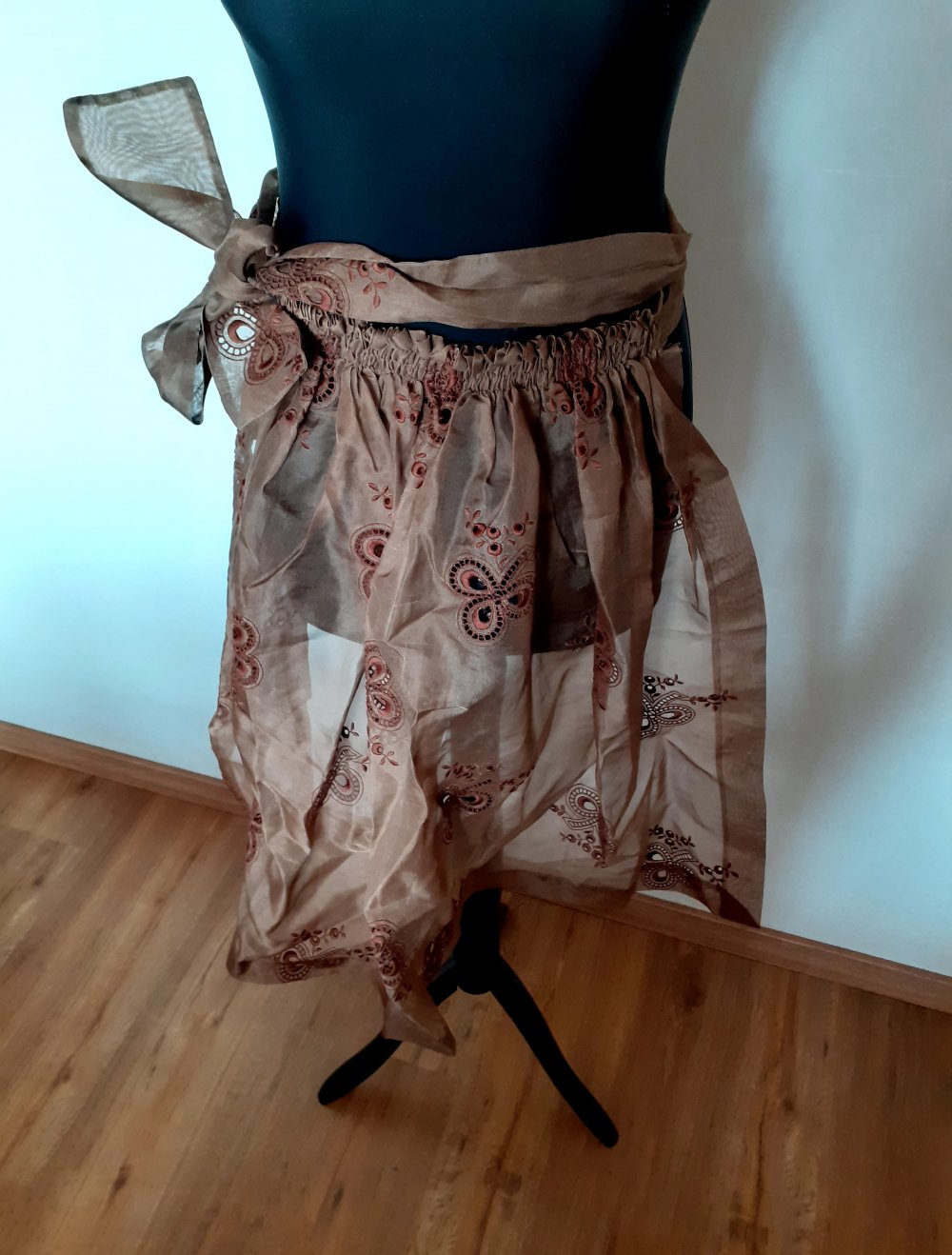 Trachtenschürze Dirndlschürze braun Organzastoff transparent mit hübschen Lochstickerei Universalgröße passend zum Vorksfest Oktoberfest Wiesen Waasen