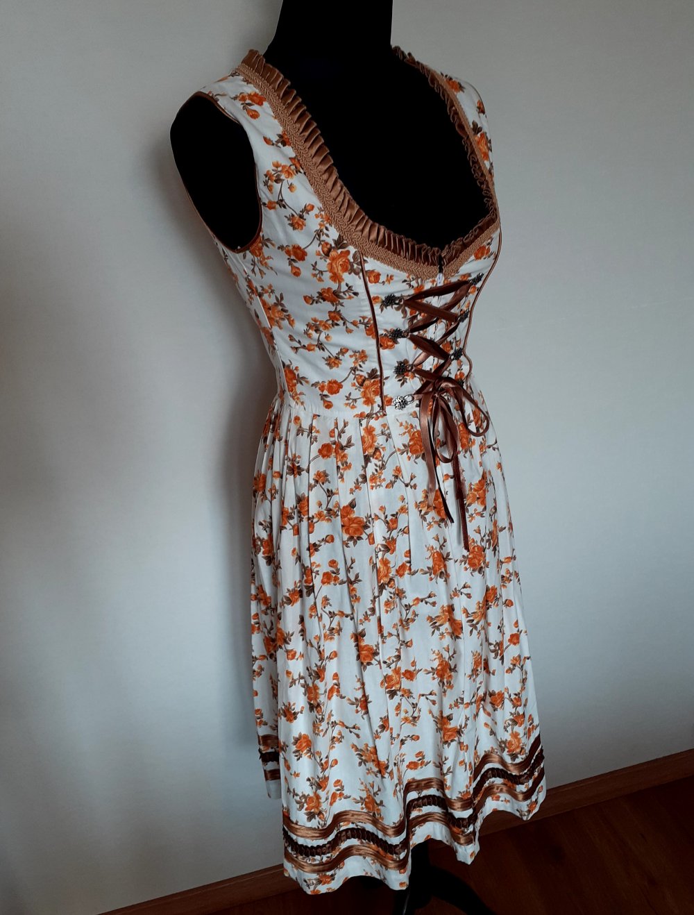 Lifos Dirndl Größe 36 weiß blumig Blumen Rosen floral Naturtöne braun Orange mit aufwändigen Bestickungen/Verzierungen am Saum und Kragen 
Trend 2024