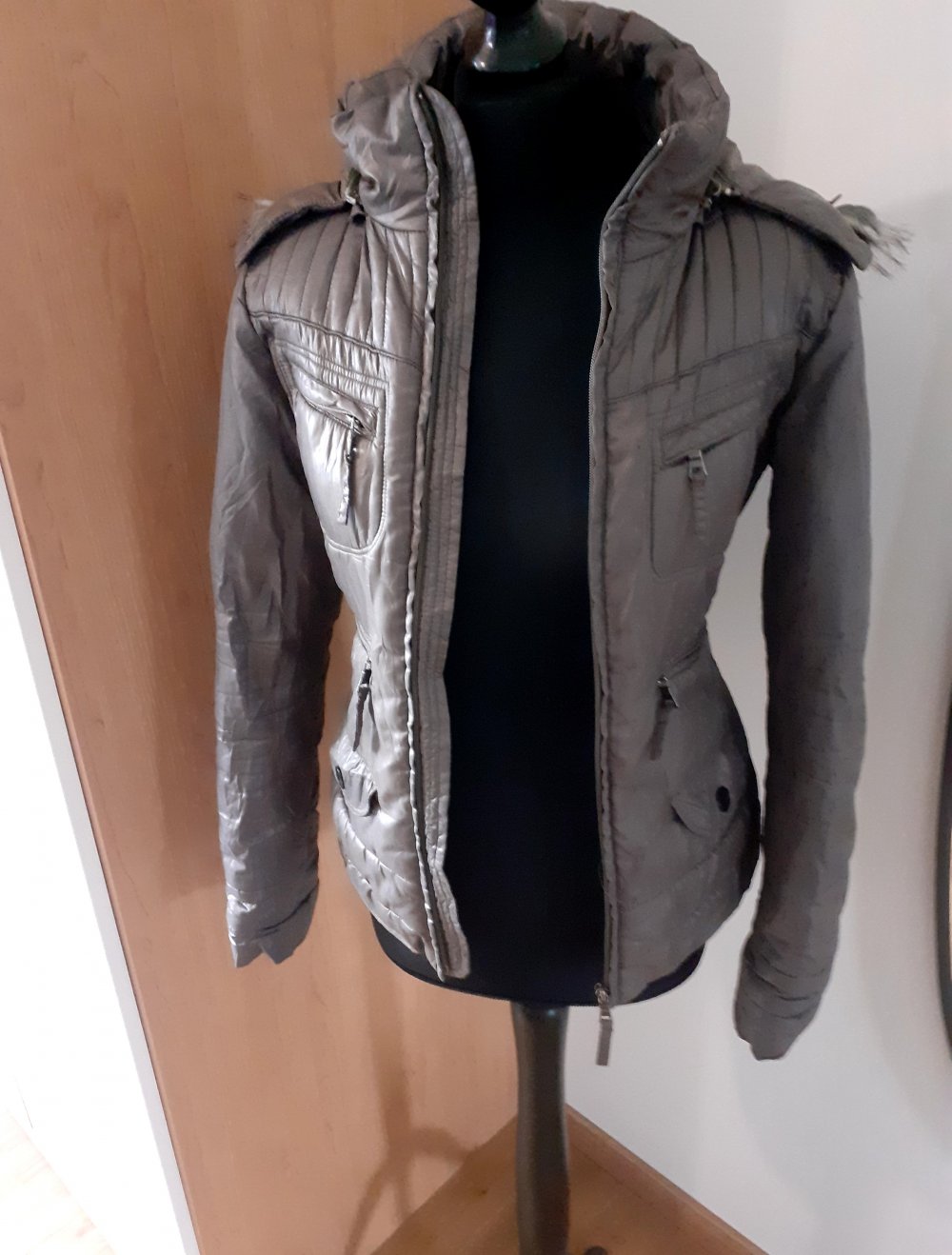 Tommy Hilfiger Winterjacke Daunenjacke Damen 36 Medium M khakifarben olivgrün taupe glänzend tailliert mit abnehmbaren Bindegürtel sowie abnehmbarer Kapuze mit abnehmbarem Fellkragen