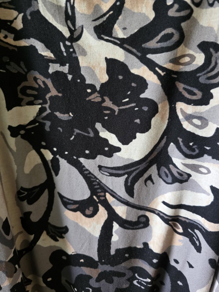 Leichtes Kleid mit schönem Muster und vielen Nieten Tredy Gr. 52 auch noch 54