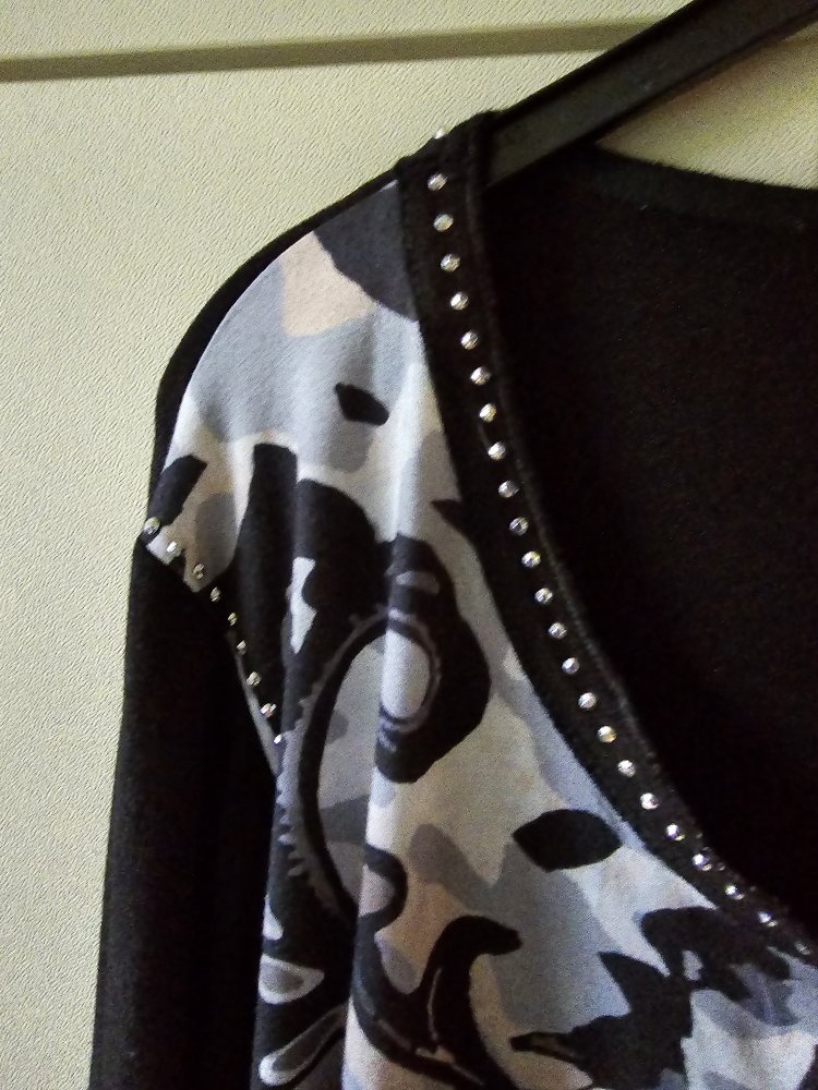 Leichtes Kleid mit schönem Muster und vielen Nieten Tredy Gr. 52 auch noch 54