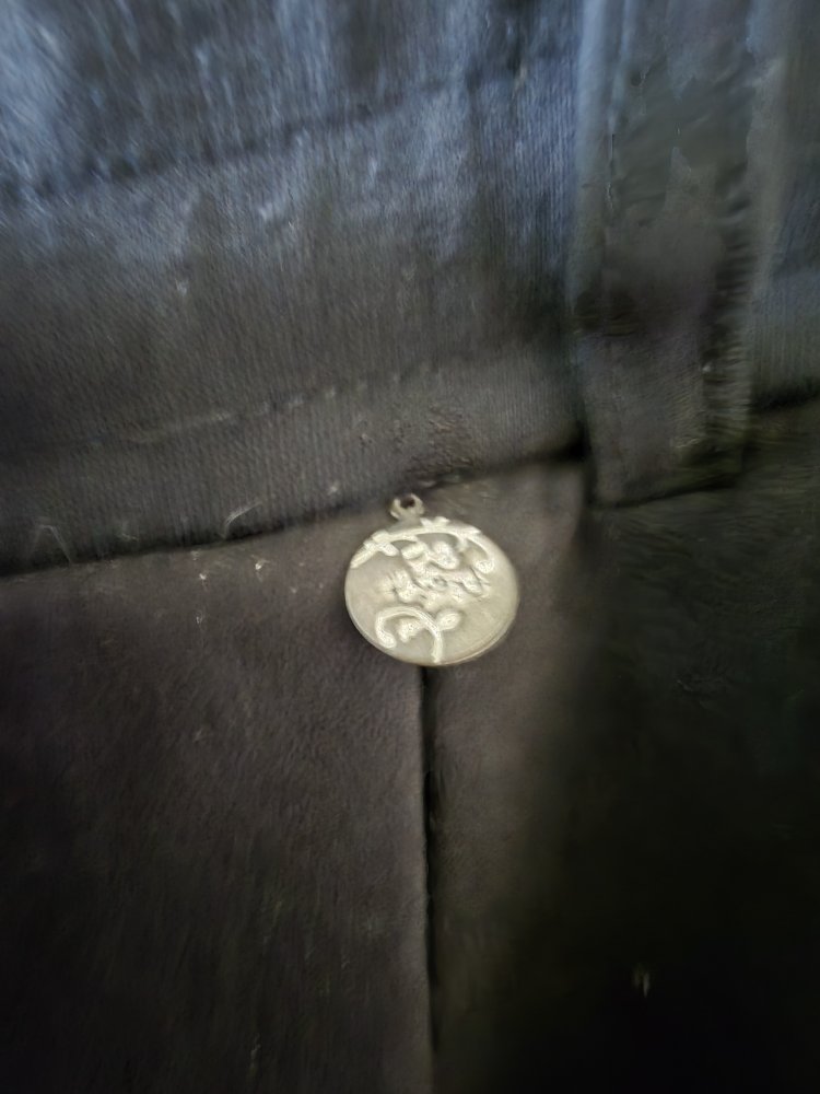 Schwarze Joggpant von Tredy mit Nieten und Galonstreifen Gr. 44