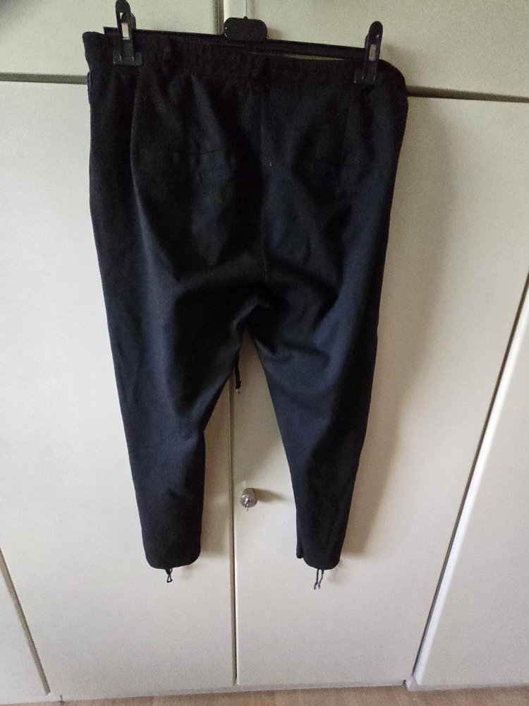 Schwarze Joggpant von Tredy mit Nieten und Galonstreifen Gr. 44