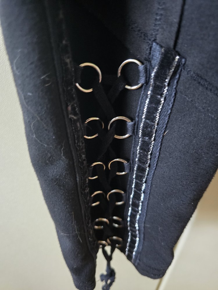 Schwarze Joggpant von Tredy mit Nieten und Galonstreifen Gr. 44