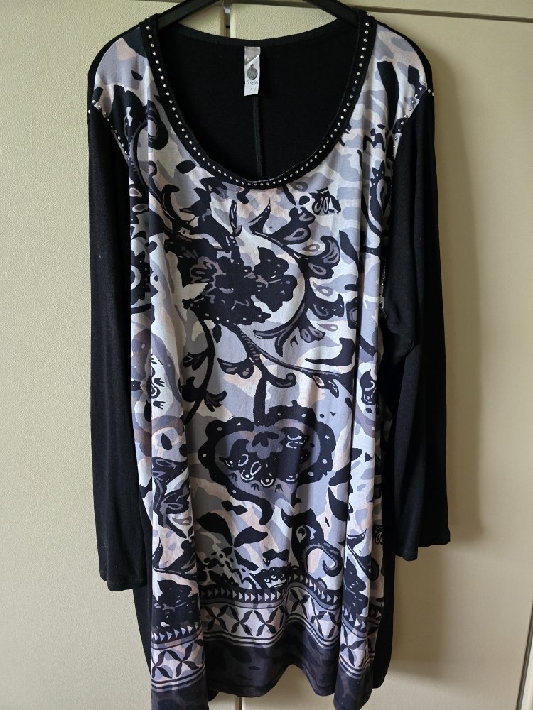 Leichtes Kleid mit schönem Muster und vielen Nieten Tredy Gr. 52 auch noch 54