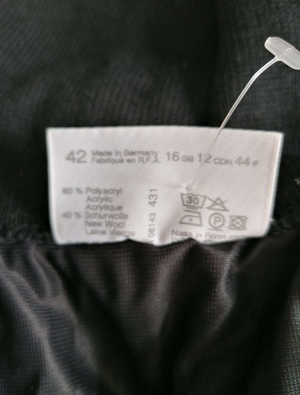 langer dicker Rock ungetragen