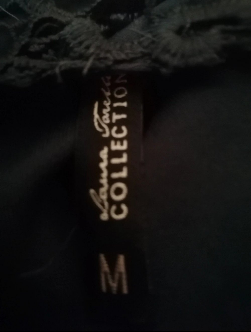 Blaues Kleid mit Verzierung am Oberteil