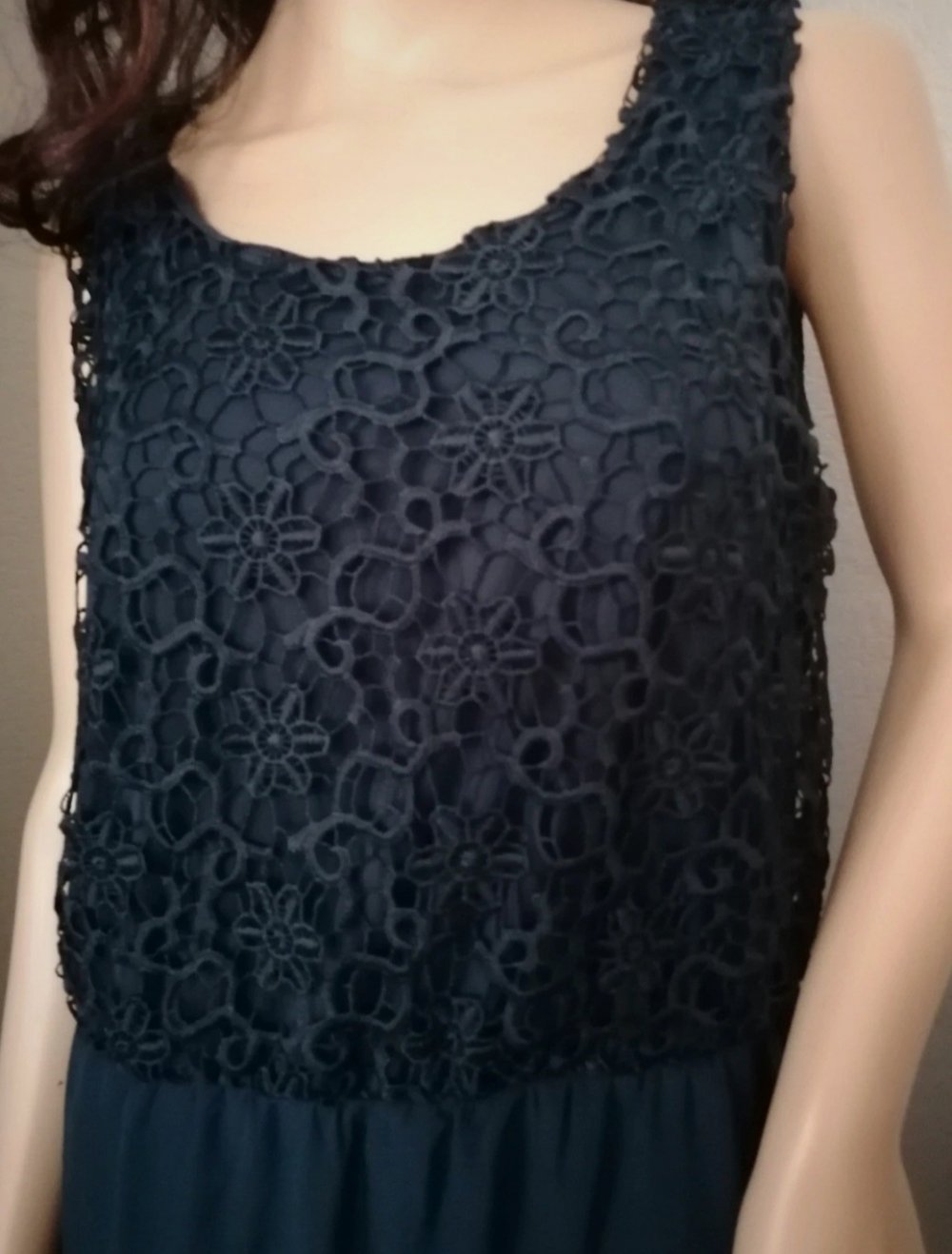 Blaues Kleid mit Verzierung am Oberteil