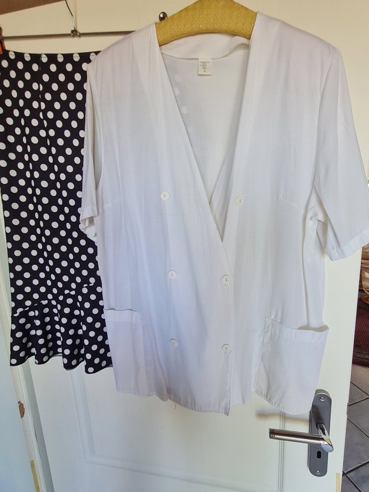 schwarz-weißer Tupfenrock mit weißem Blusenblazer