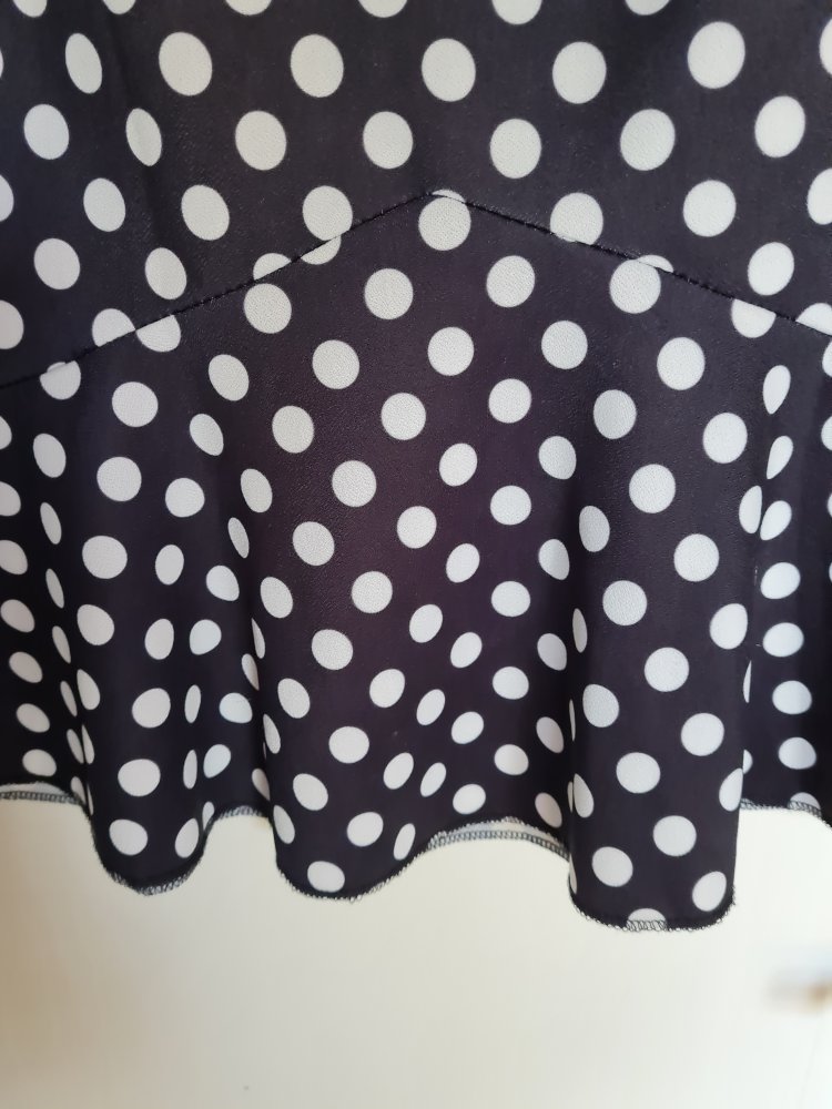 schwarz-weißer Tupfenrock mit weißem Blusenblazer