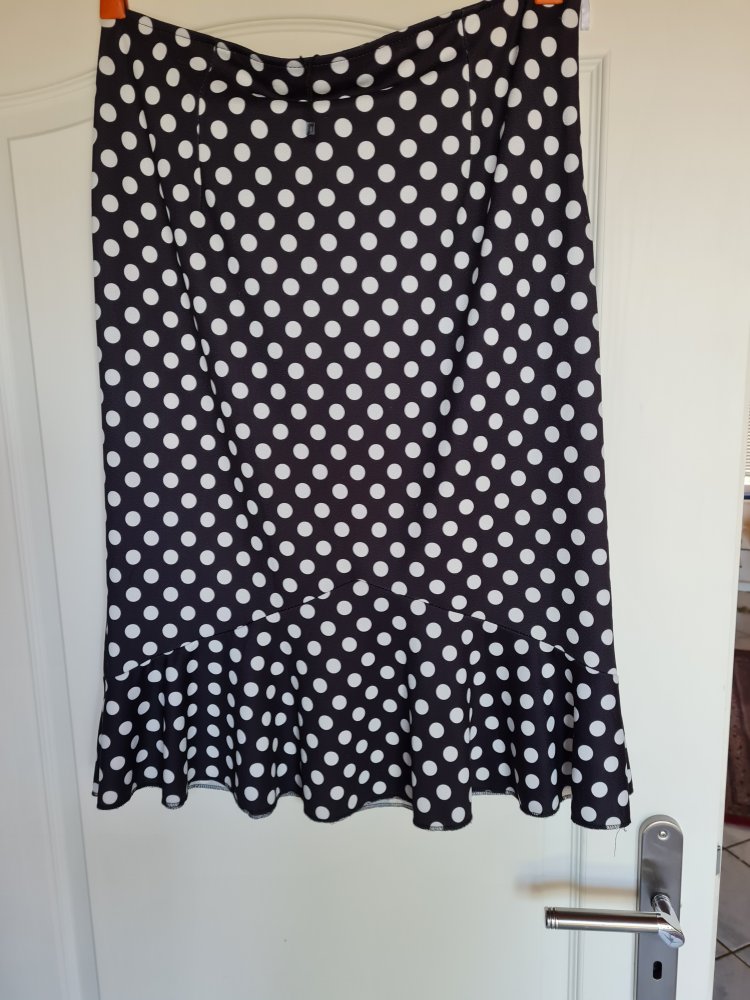 schwarz-weißer Tupfenrock mit weißem Blusenblazer