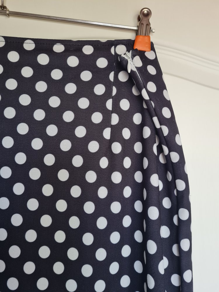 schwarz-weißer Tupfenrock mit weißem Blusenblazer