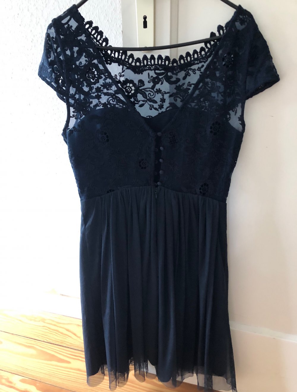 blaues, knielanges Kleid