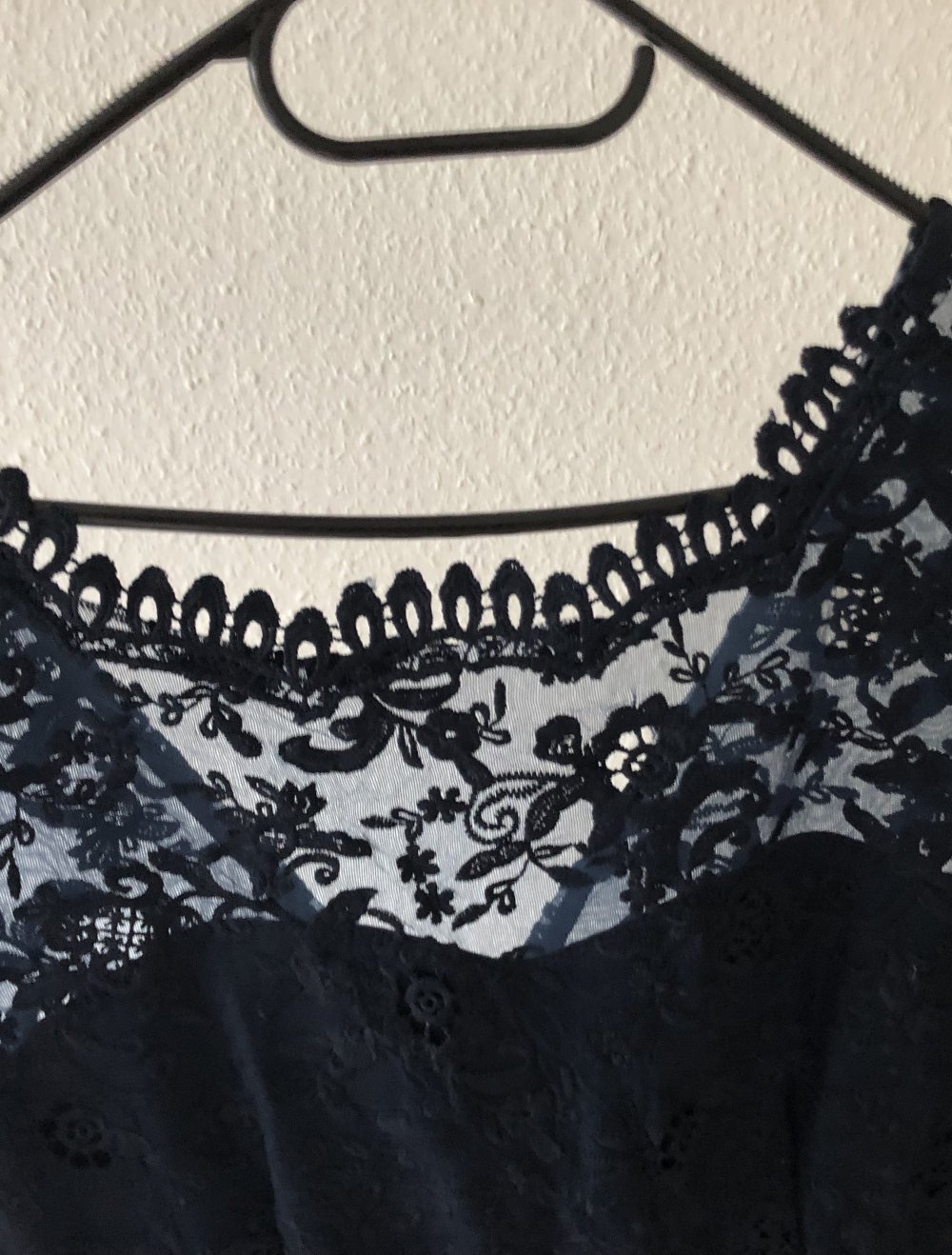 blaues, knielanges Kleid