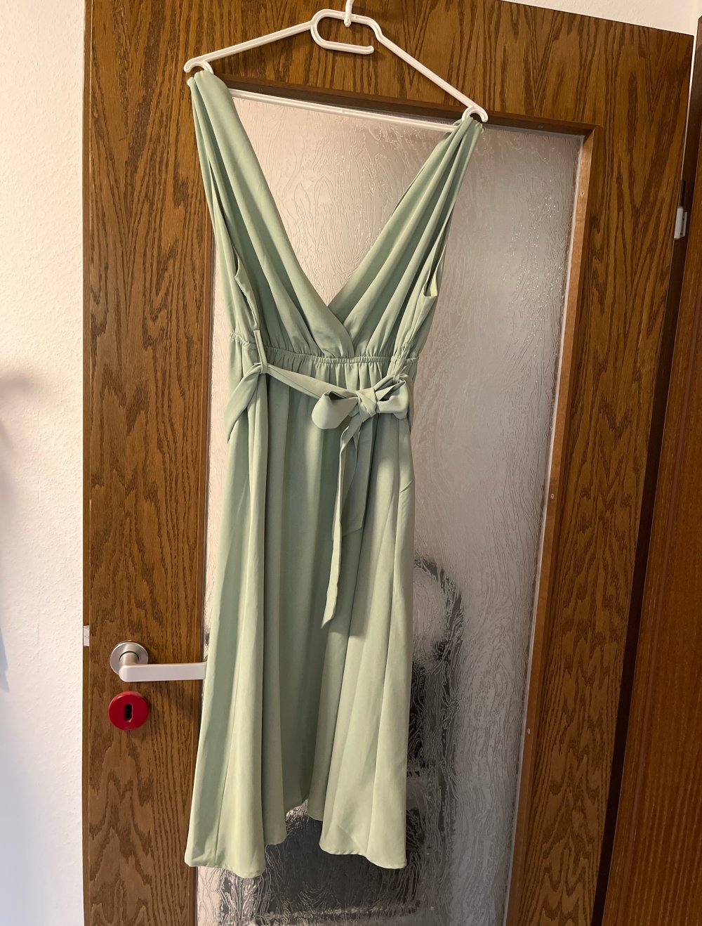 grünes Kleid mit Gürtel