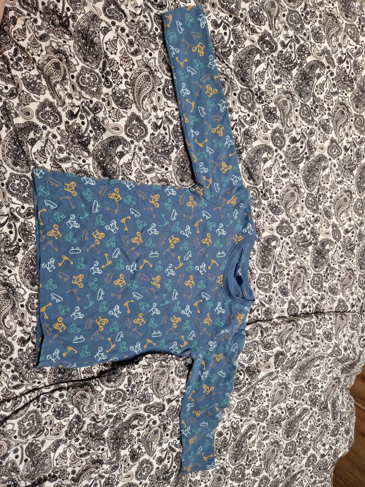 Jungen dünner Pullover