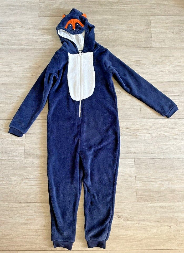 Kleiderpaket Jungen 3 Jacken 1 Pullover 1 Hausanzug Overall Gr. 122/128