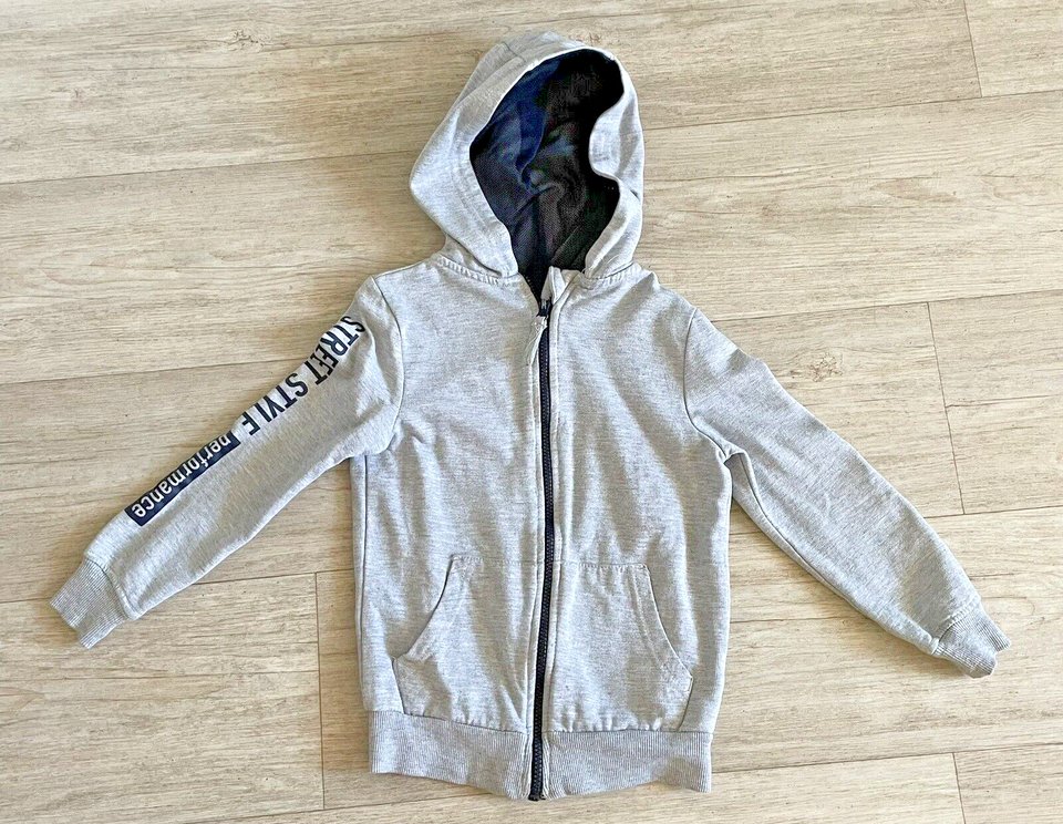 Kleiderpaket Jungen 3 Jacken 1 Pullover 1 Hausanzug Overall Gr. 122/128