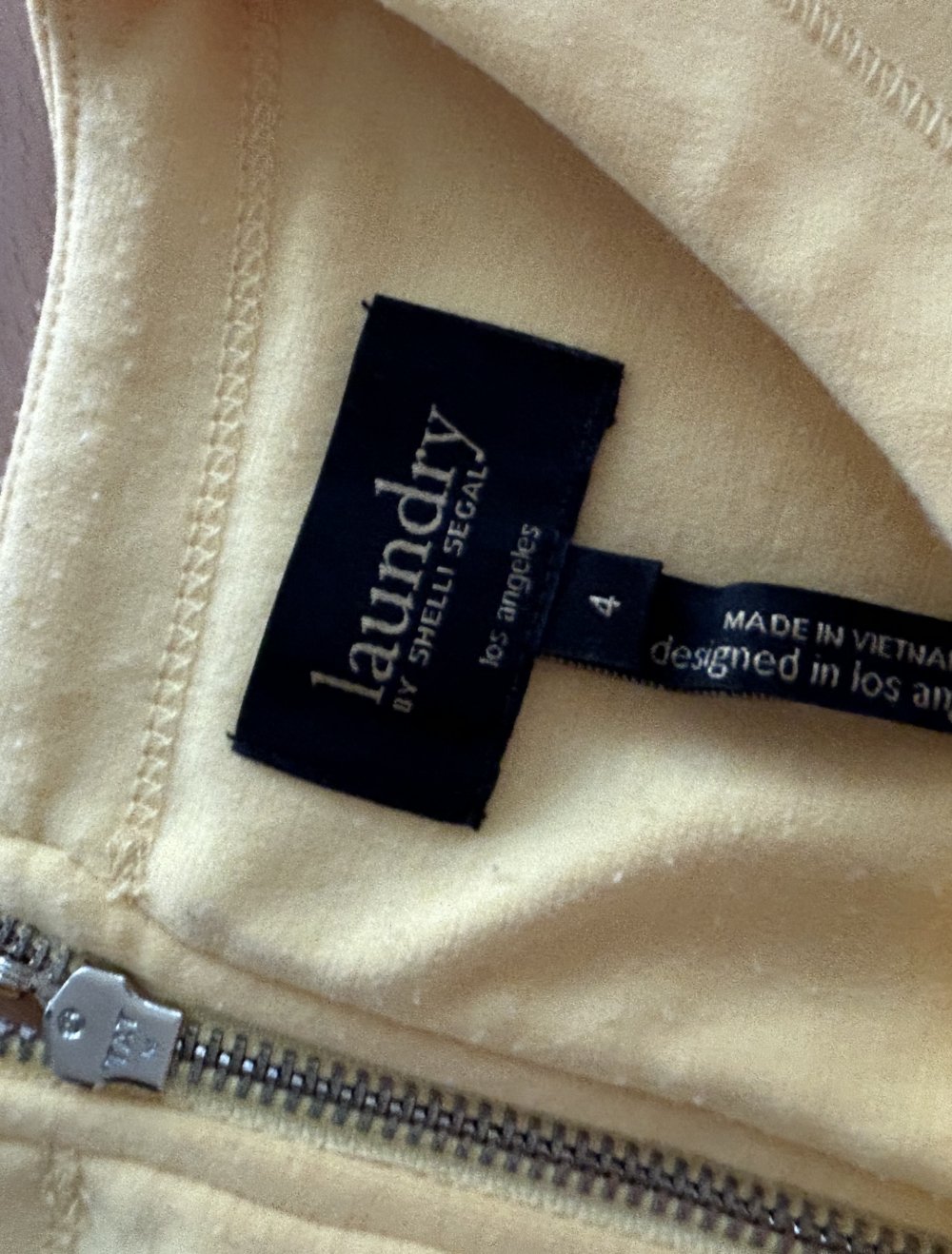 gelbes schönes Kleid