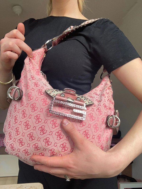pink guess Monogramm Tasche 2000s y2k baguette bag schultertasche