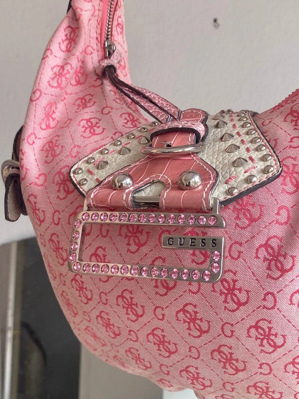 pink guess Monogramm Tasche 2000s y2k baguette bag schultertasche