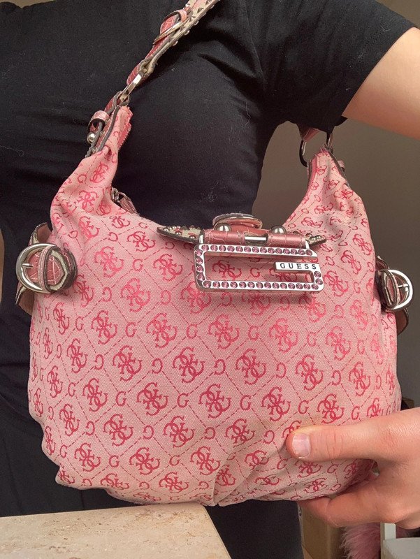pink guess Monogramm Tasche 2000s y2k baguette bag schultertasche