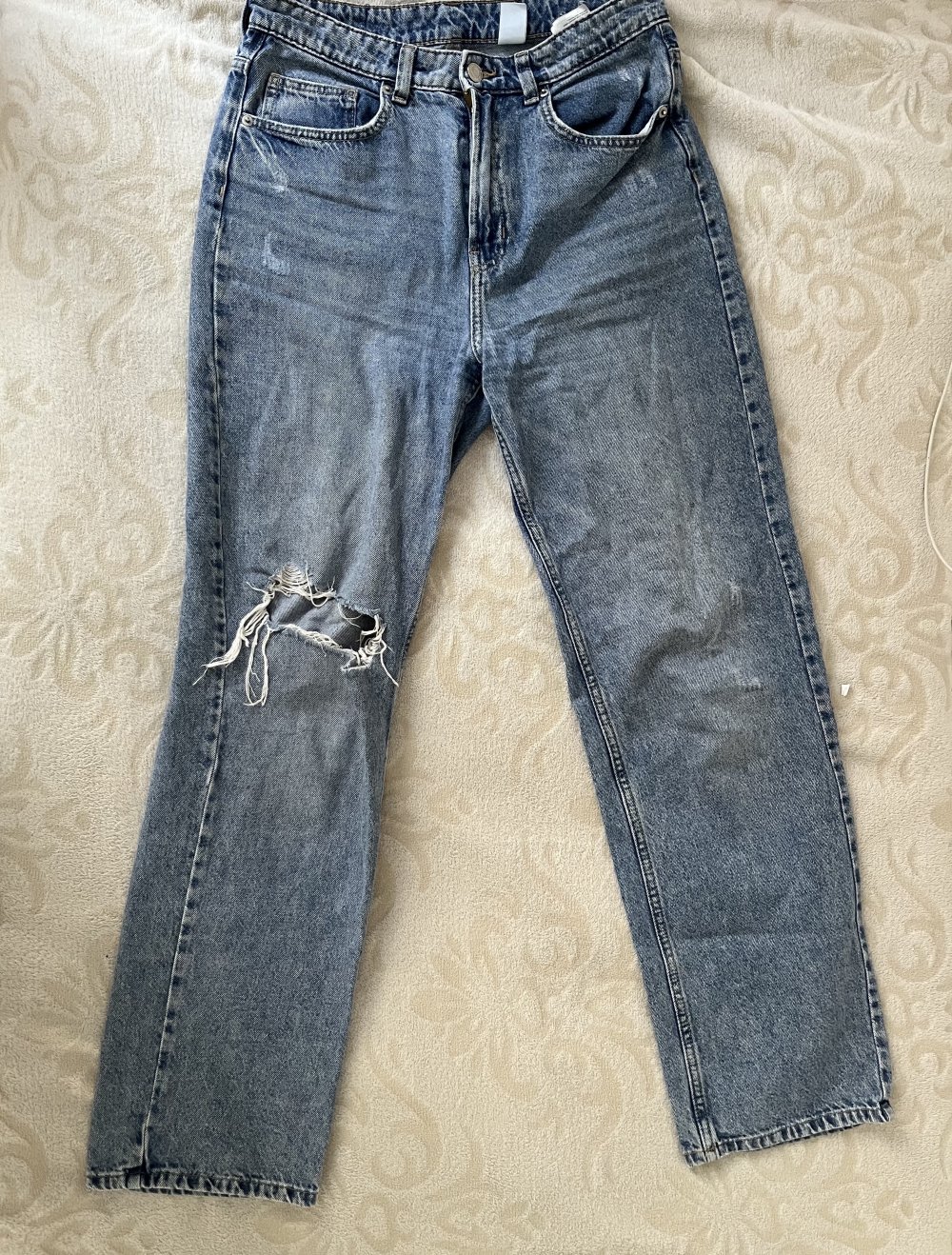 Blaue Jeans mit Rissen