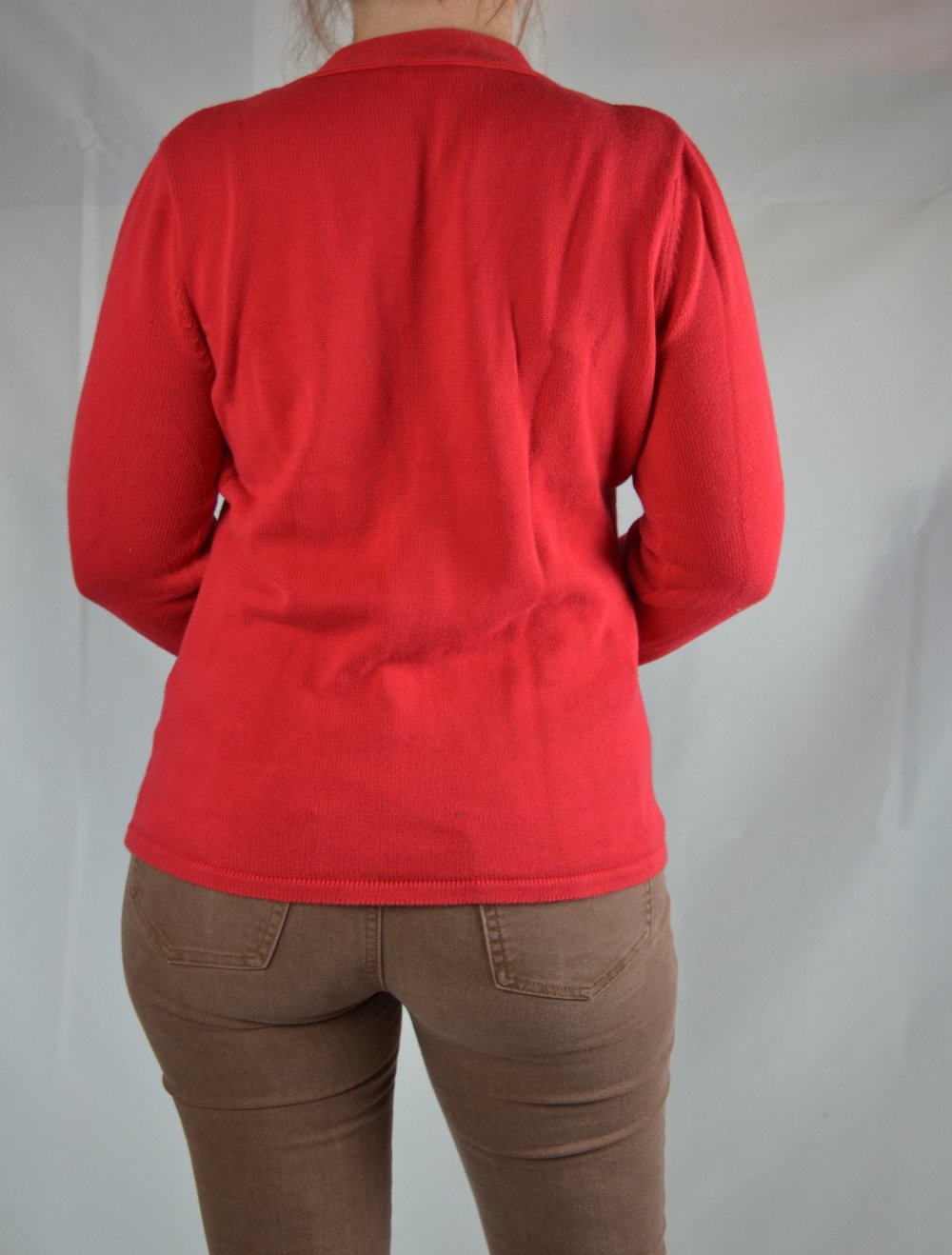 Rote Strickjacke