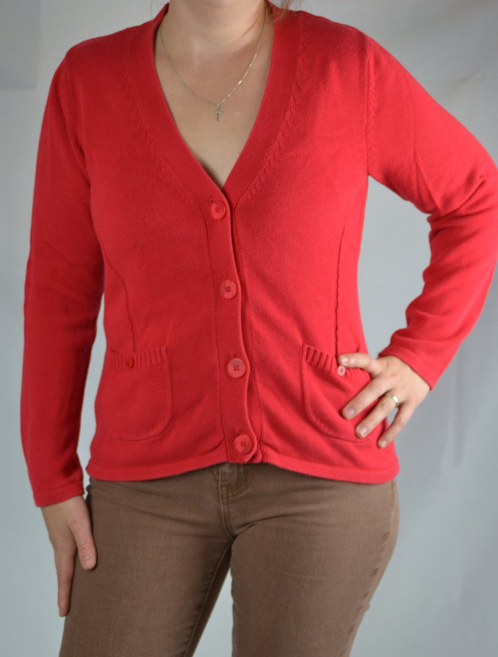 Rote Strickjacke