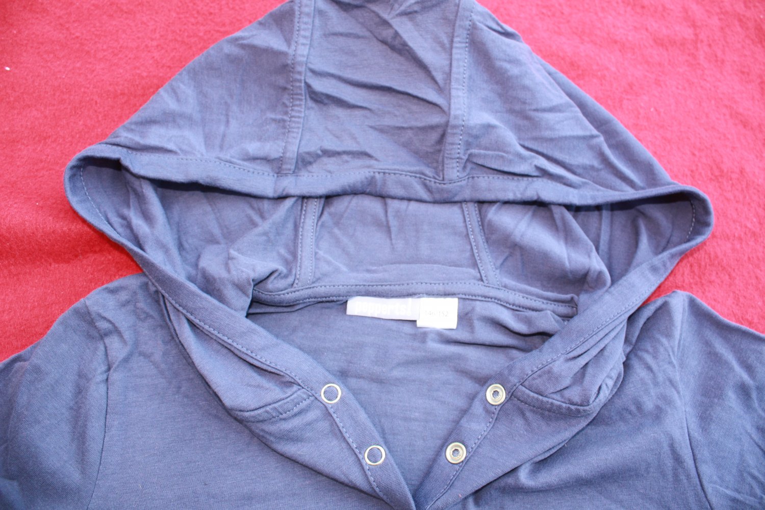 NEUES lilafarbenes Kapuzenshirt in Gr. 146/152 von 