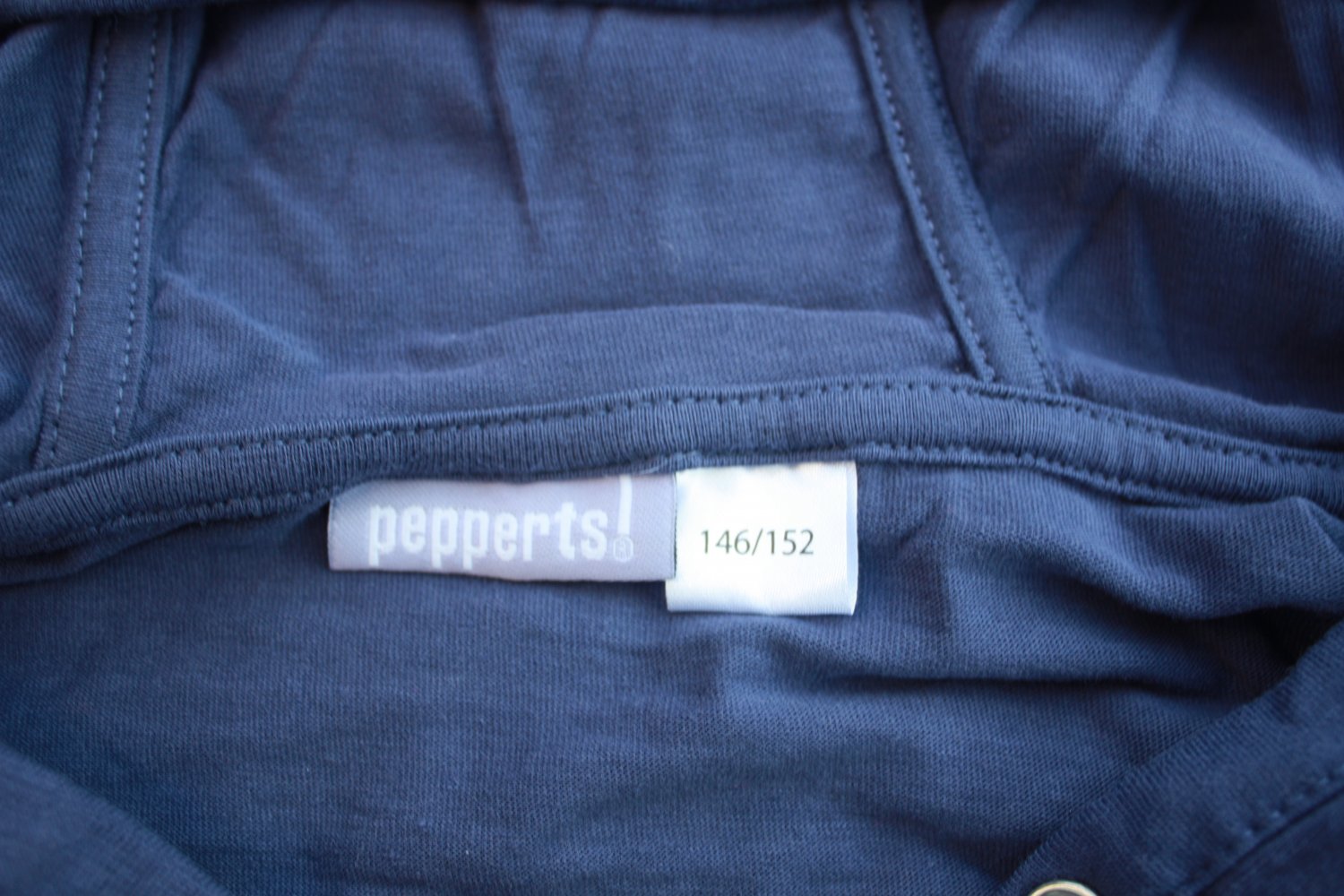 NEUES lilafarbenes Kapuzenshirt in Gr. 146/152 von 