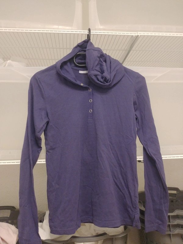 NEUES lilafarbenes Kapuzenshirt in Gr. 146/152 von 