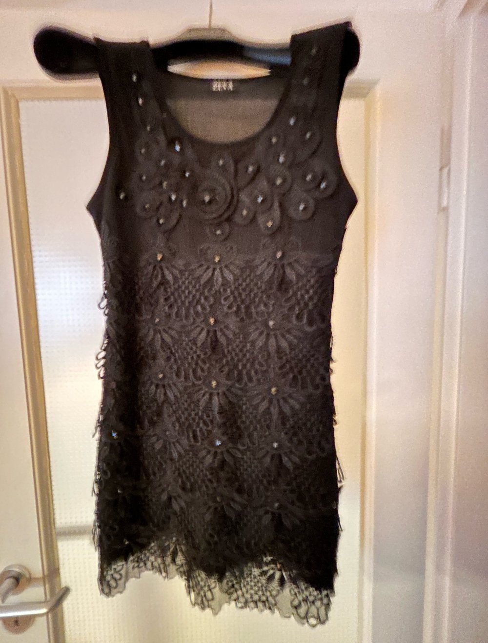 schwarzes Minikleid mit Spitze