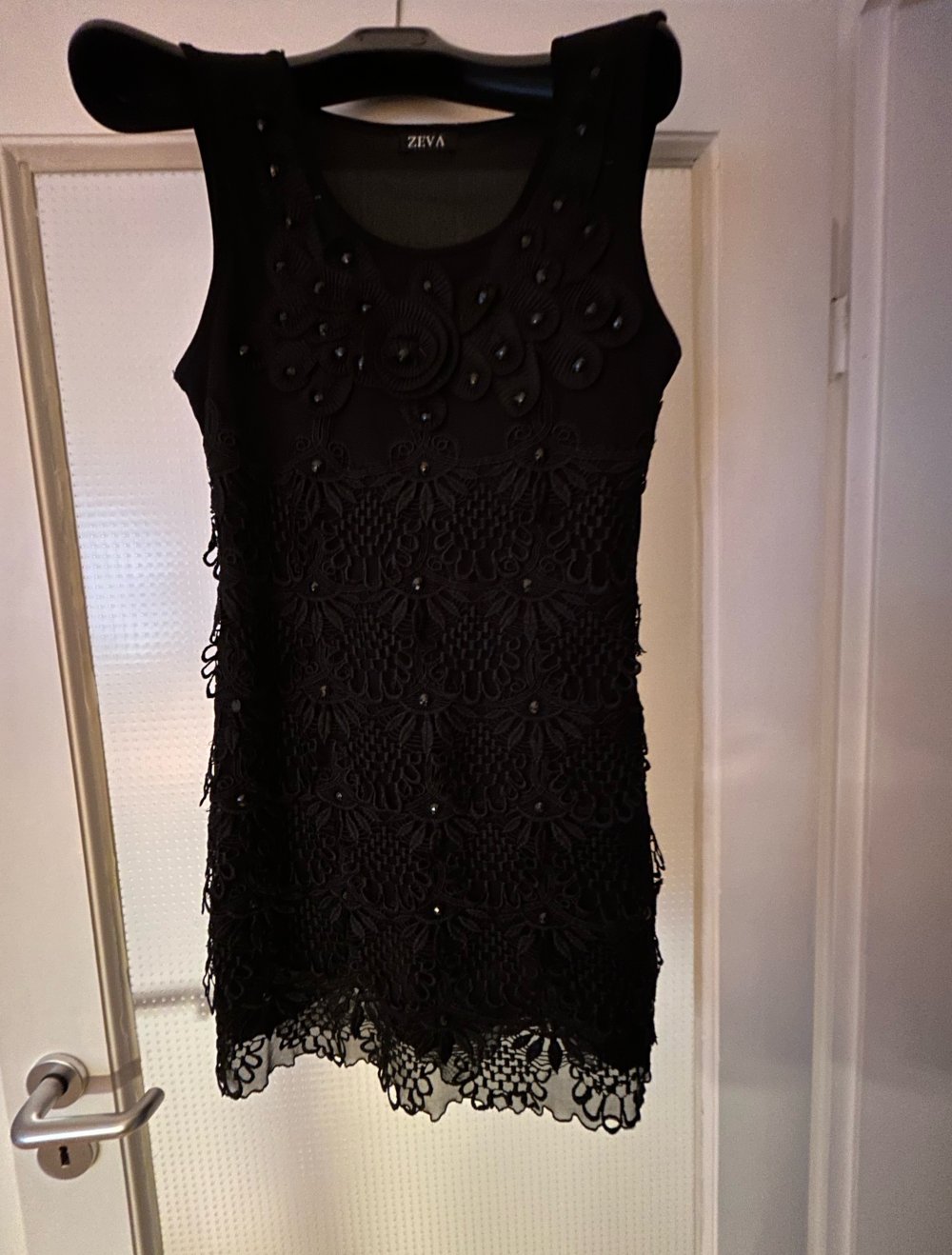 schwarzes Minikleid mit Spitze