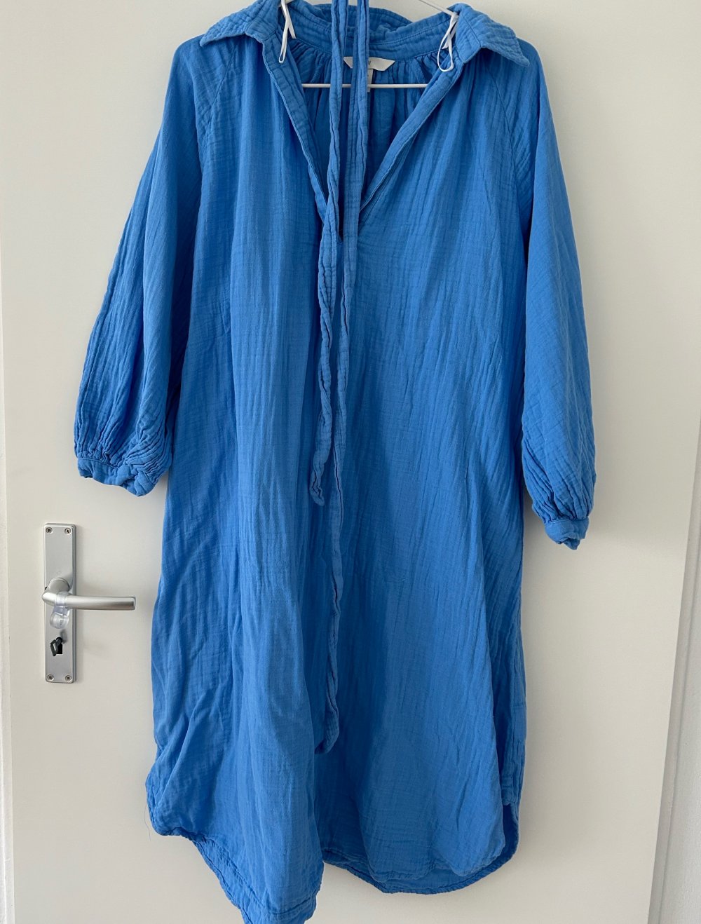 Blaues Musselin Binde Kleid