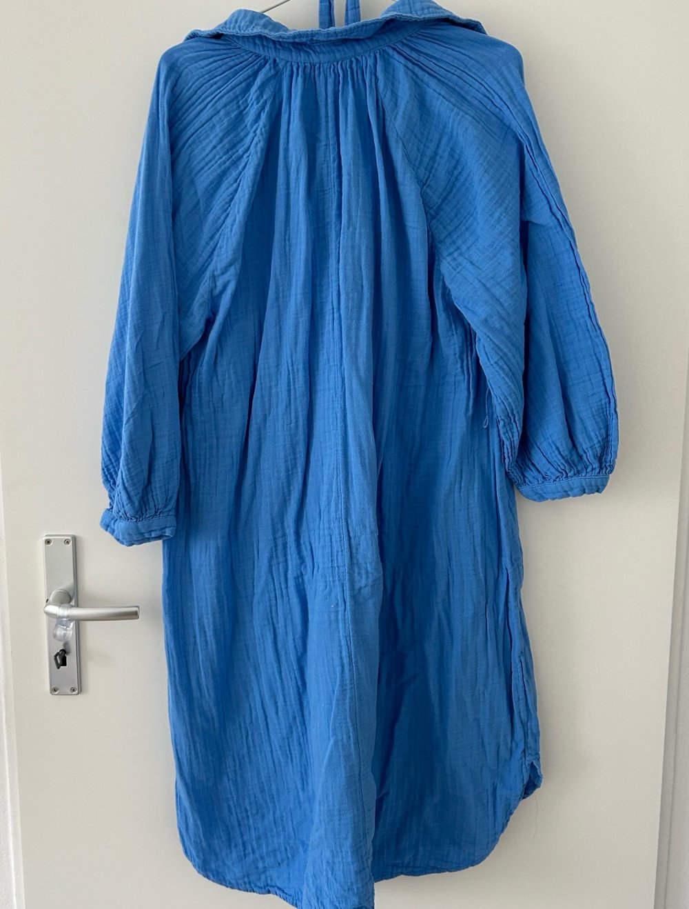 Blaues Musselin Binde Kleid