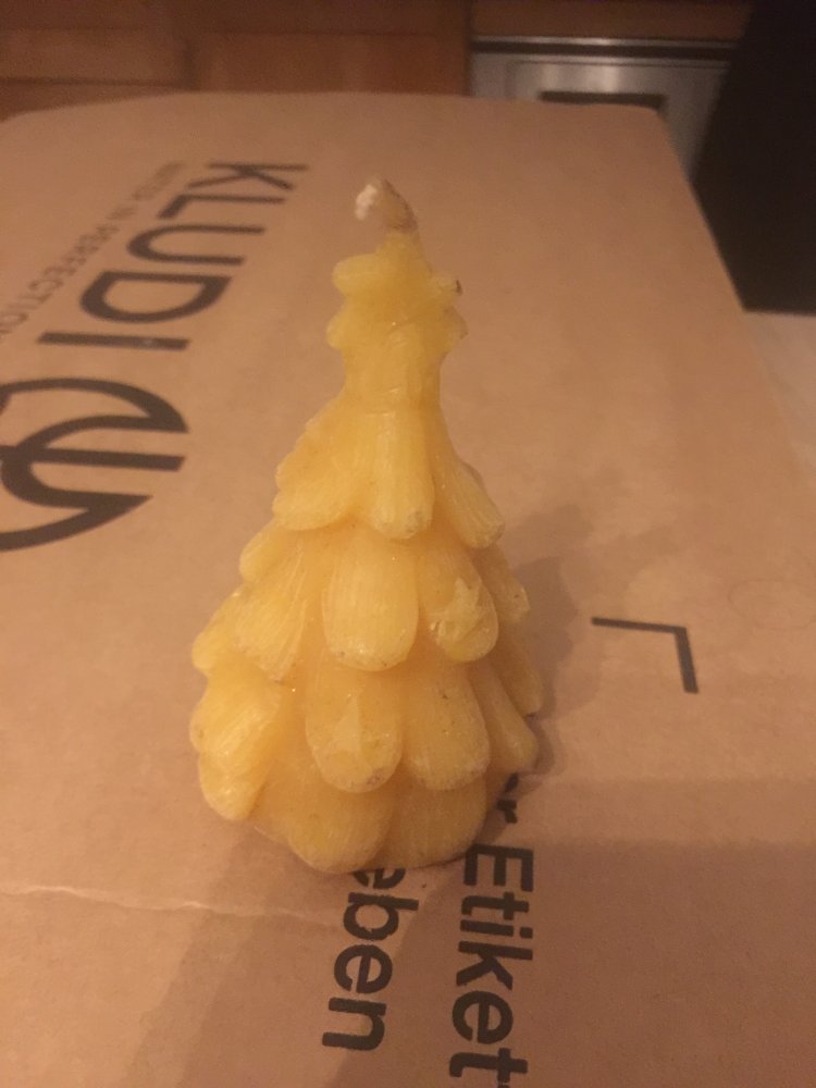 Kleiner Tannenbaum als Kerze.