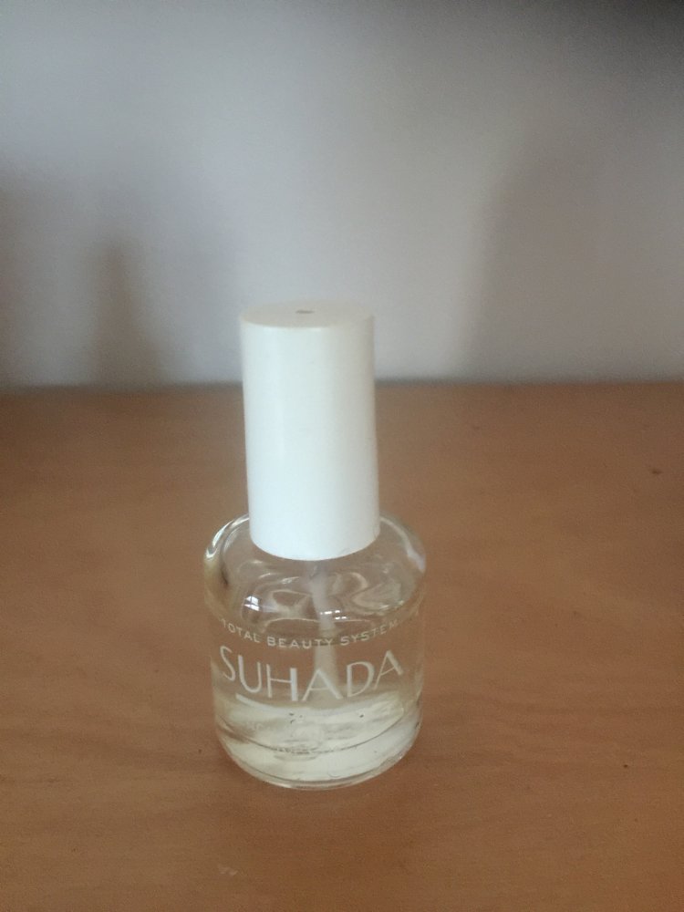 Einen durchsichtigen Nagellack