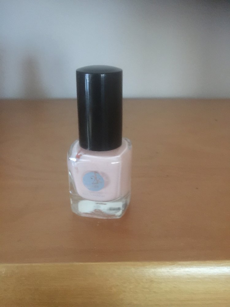 Einen Creme Farbenen Nagellack