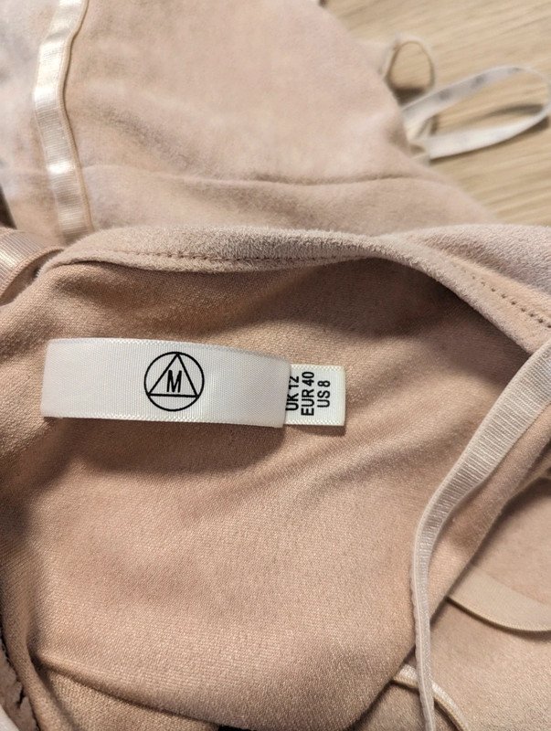 Partykleid Körperbetont mit schönen Details Pastel rosa bohoo style fashion