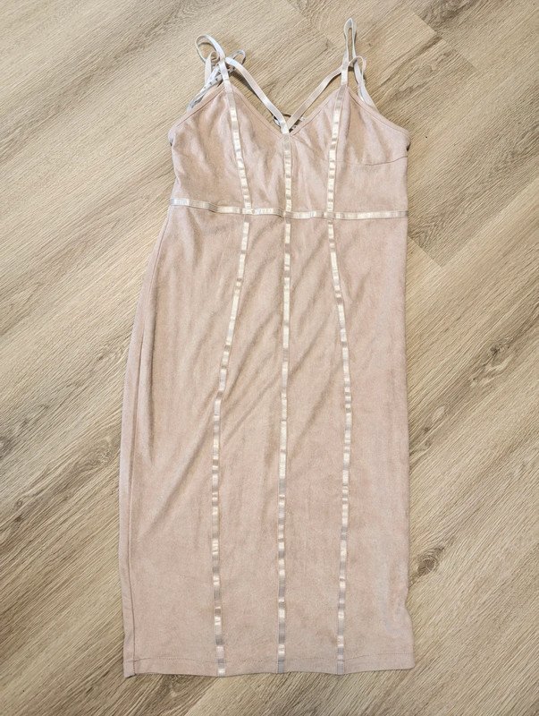 Partykleid Körperbetont mit schönen Details Pastel rosa bohoo style fashion