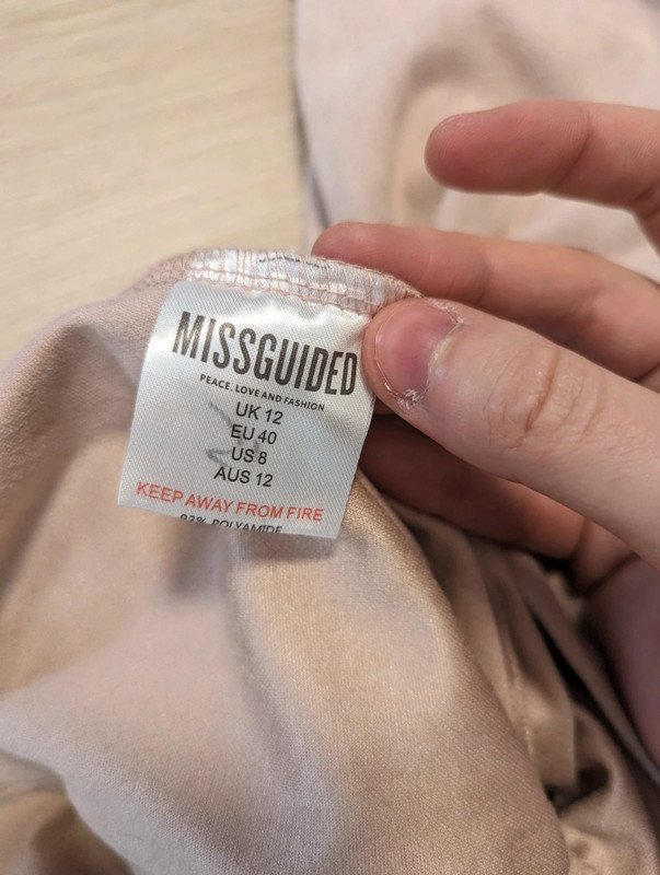 Partykleid Körperbetont mit schönen Details Pastel rosa bohoo style fashion